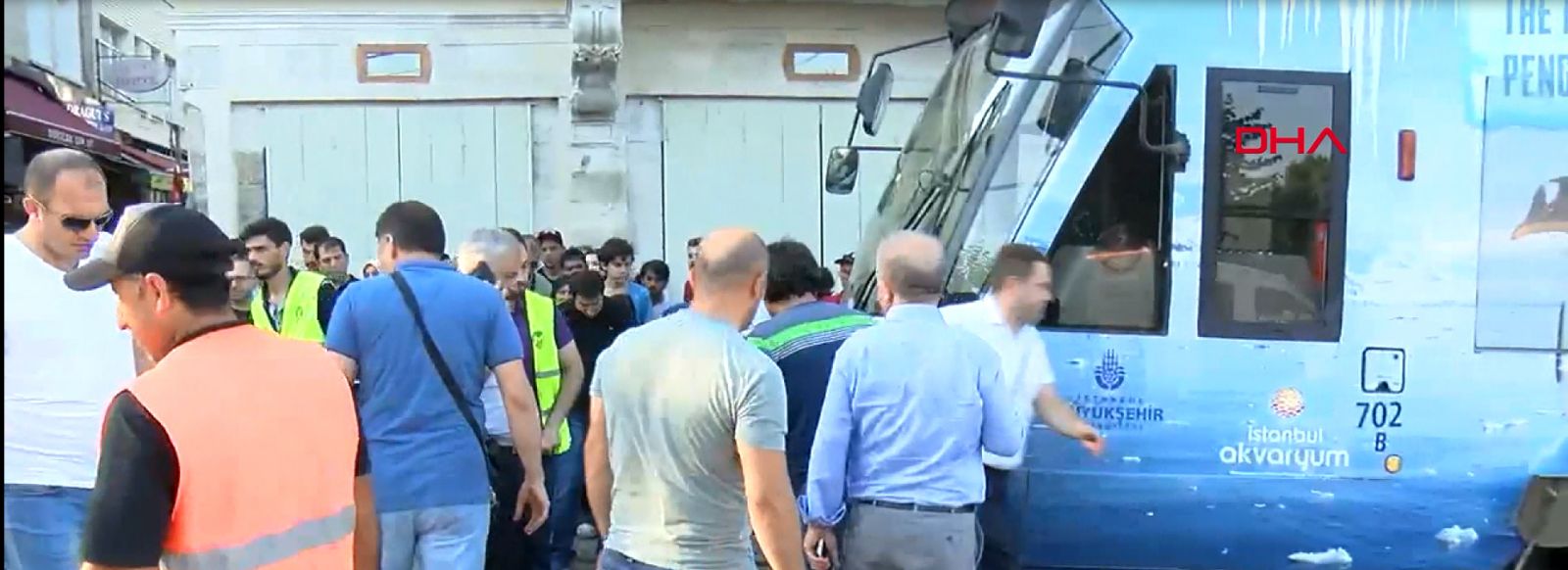 İstanbulda tramvay raydan çıktı, seferler durduruldu İstanbulda tramvay raydan çıktı, seferler durduruldu